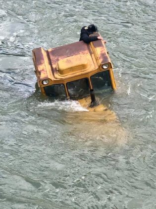 Оприлюднені світлини порятунку водія трактора, який застряг посеред Черемошу ФОТО та ВІДЕО