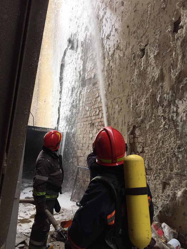 У Франківську вогнеборці вчасно ліквідували пожежу в металевому контейнері