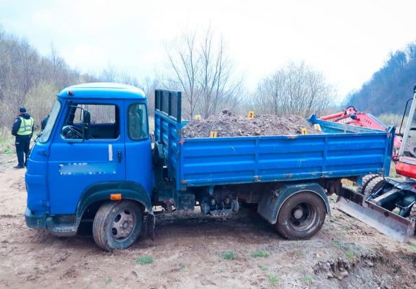 На Прикарпатті поліцейські викрили порушників, які незаконно вирубували ліс та видобували гравій ФОТО