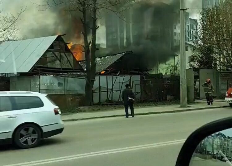 У Франківську на Івасюка горить будівля ВІДЕО