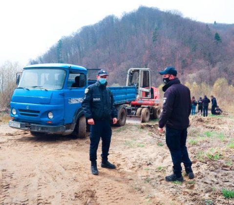 На Прикарпатті поліцейські викрили порушників, які незаконно вирубували ліс та видобували гравій ФОТО