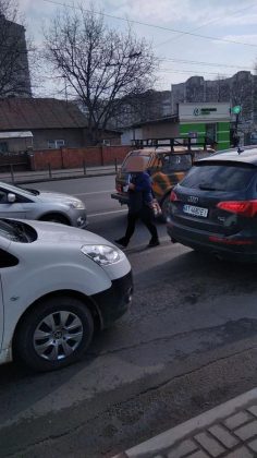 У Франківську муніципали затримали жебрачку, яка порушувала правила дорожнього руху ФОТО