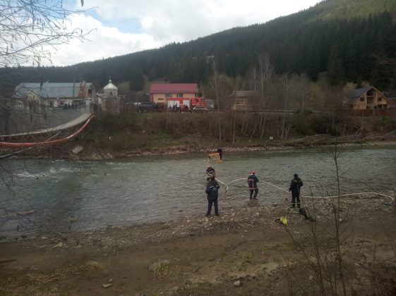 На Прикарпатті рятувальники врятували водія трактора, який застряг посеред річки ФОТО