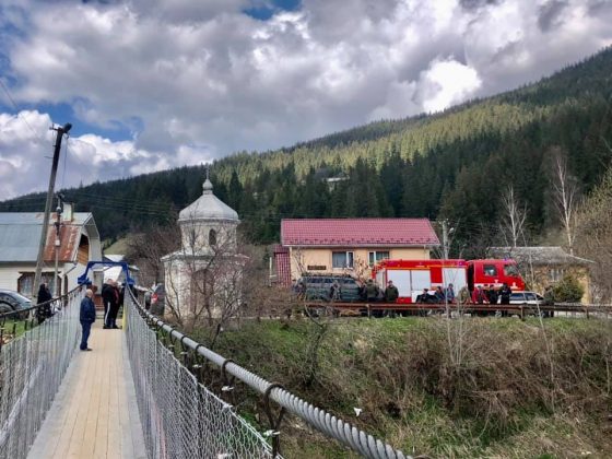 Оприлюднені світлини порятунку водія трактора, який застряг посеред Черемошу ФОТО та ВІДЕО