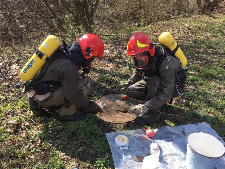 Прикарпатські рятувальники збирали ртуть на відкритій території