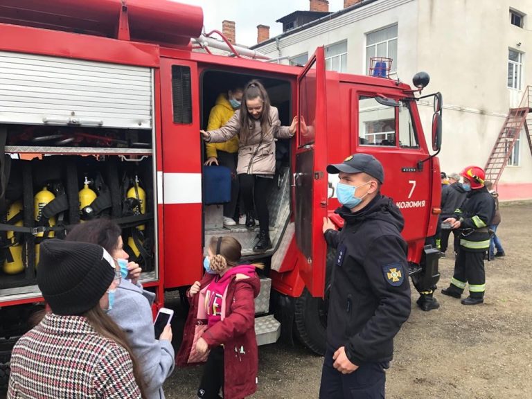 Прикарпатські рятувальники провели урок для школярів