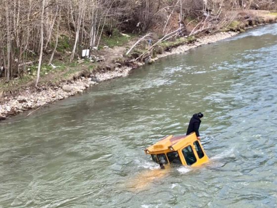 Оприлюднені світлини порятунку водія трактора, який застряг посеред Черемошу ФОТО та ВІДЕО