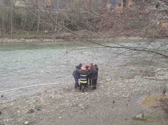 На Прикарпатті рятувальники врятували водія трактора, який застряг посеред річки ФОТО