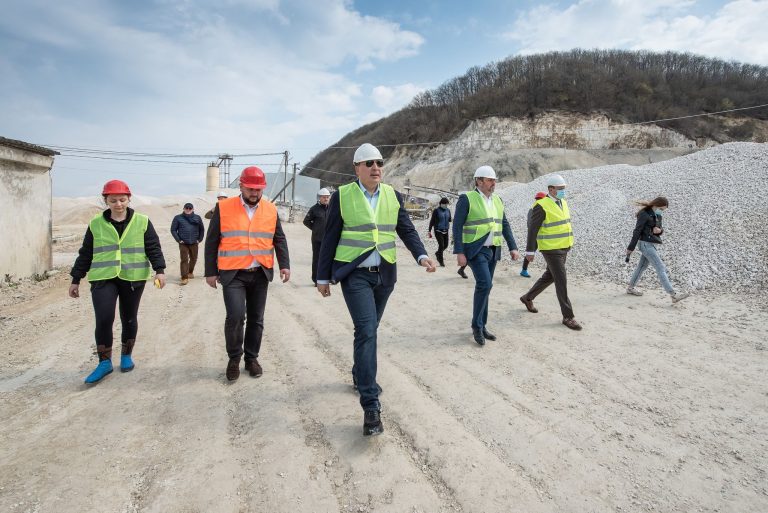 Зразковий інвестпроєкт: Саакашвілі та Бойчук відвідали нове підприємство з видобутку вапна у Стриганецькому кар’єрі