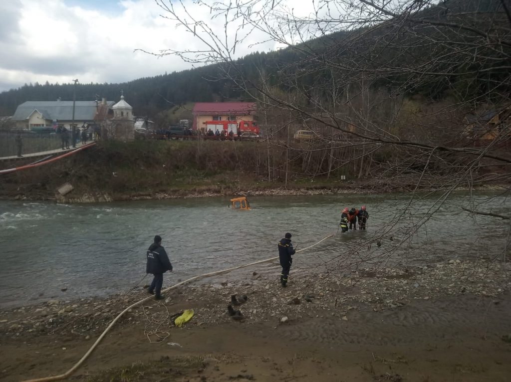 На Прикарпатті рятувальники врятували водія трактора, який застряг посеред річки ФОТО