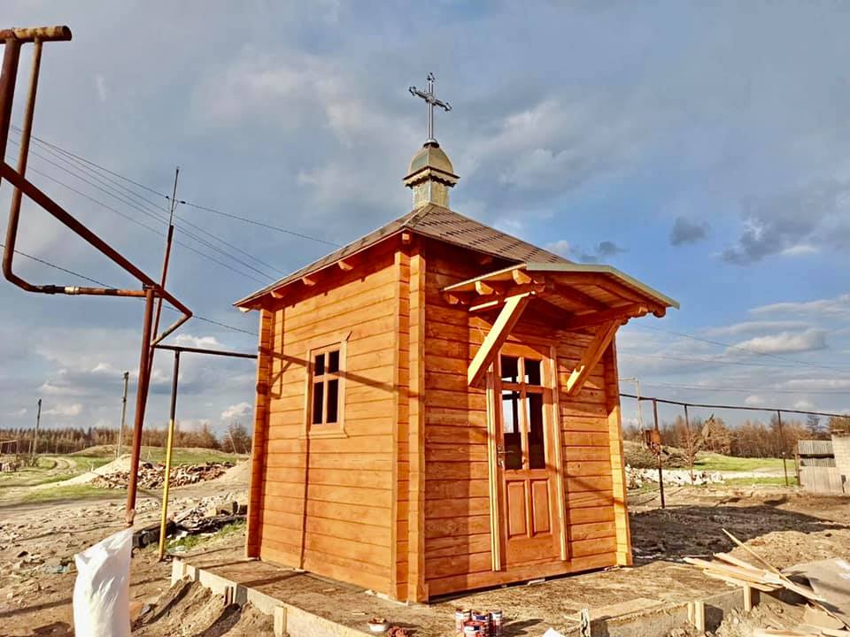 Прикарпатські волонтери спорудили ще одну капличку на Луганщині
