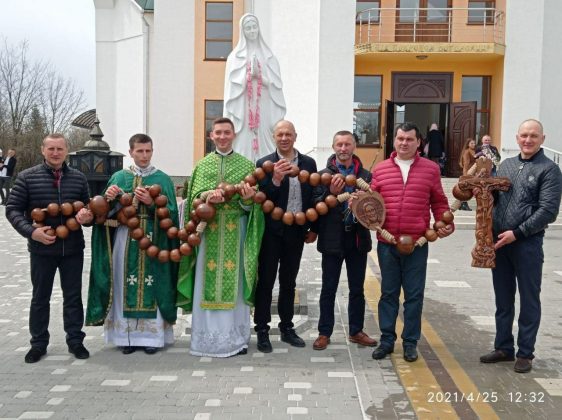 На Прикарпатті освятили унікальну п’ятиметрову дерев’яну вервицю