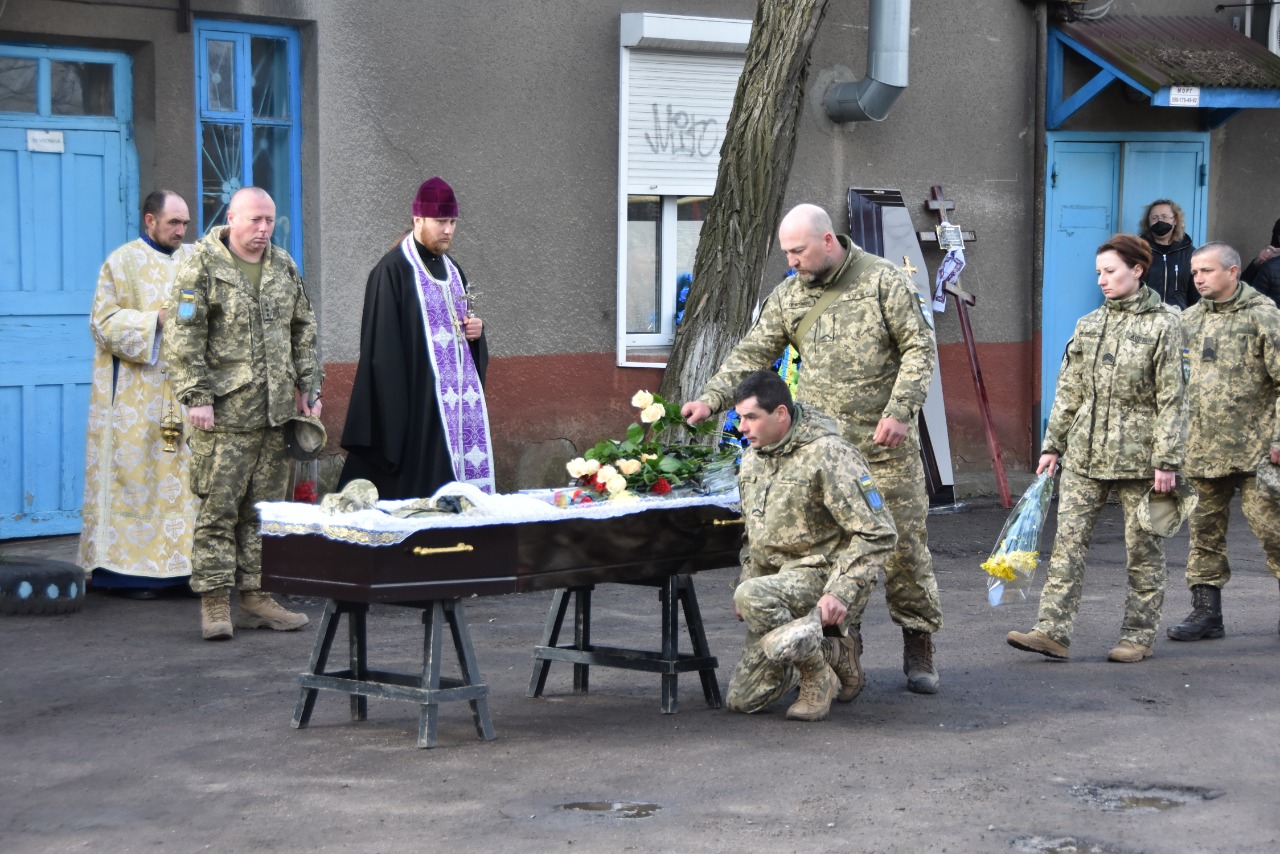 Бійцй 10-тої коломийської бригади попрощалися із загиблим побратимом