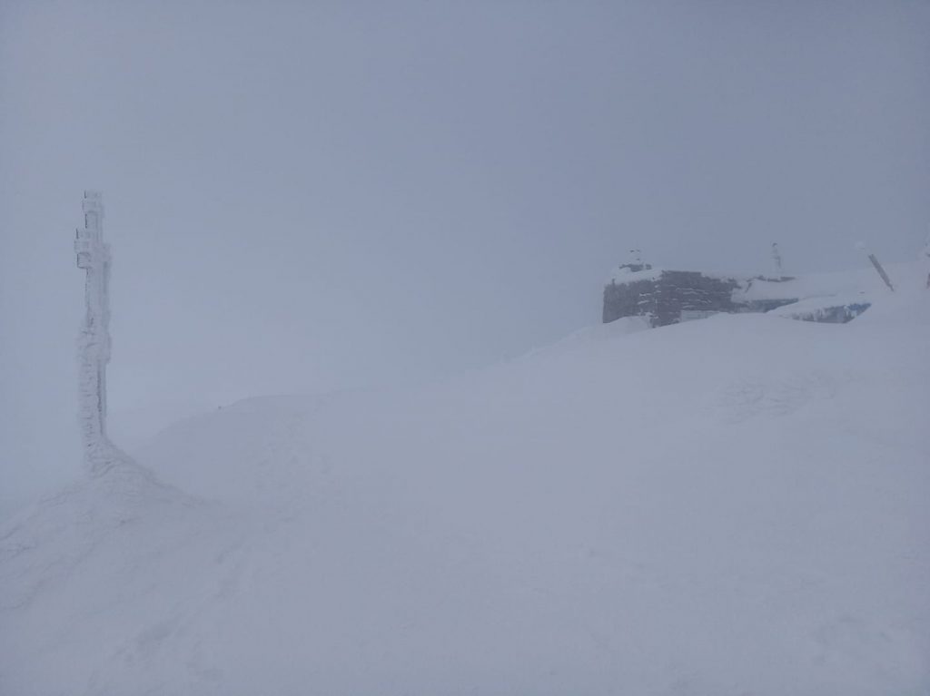 Зима не відступає: на Піп Івані тримається сніг та мороз