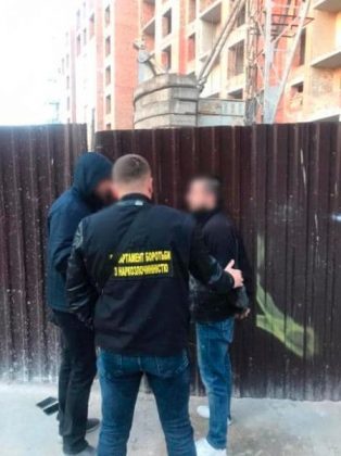 На Прикарпатті поліцейські затримали наркоторговця ФОТО