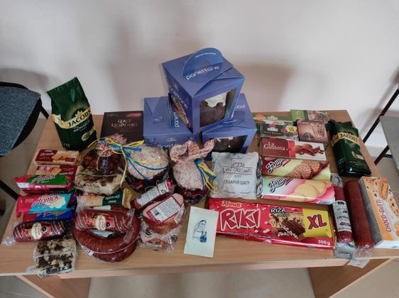 Учні Католицького ліцею передали бійцям на передову продуктові набори та листи ФОТО