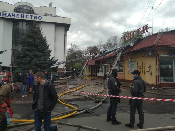 У центрі Франківська локалізували пожежу торгових павільйонів ФОТО та ВІДЕО