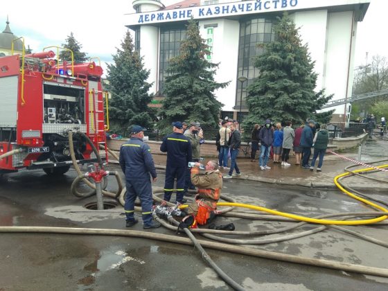 У центрі Франківська локалізували пожежу торгових павільйонів ФОТО та ВІДЕО