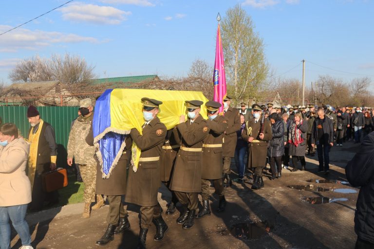 На Дніпровщині попрощалися із вбитим бійцем, який родом з Прикарпаття ФОТО