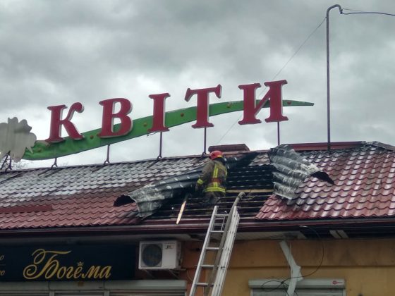 У центрі Франківська локалізували пожежу торгових павільйонів ФОТО та ВІДЕО