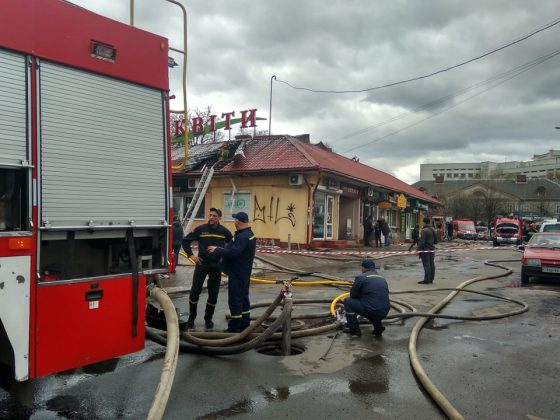 У центрі Франківська локалізували пожежу торгових павільйонів ФОТО та ВІДЕО