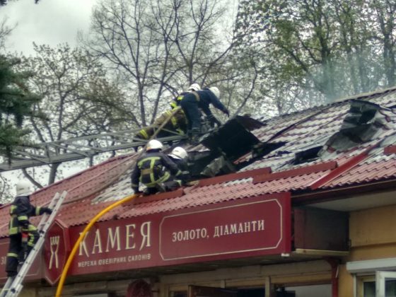 У центрі Франківська локалізували пожежу торгових павільйонів ФОТО та ВІДЕО