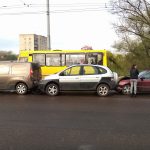 Не дотрималися дистанції: у Франківську зіткнулися одразу три автівки, формується затор ФОТО та ВІДЕО