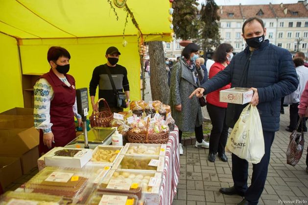 На Великодньому ярмарку у Франківську обрали кращі смаколики серед місцевих виробників ФОТО