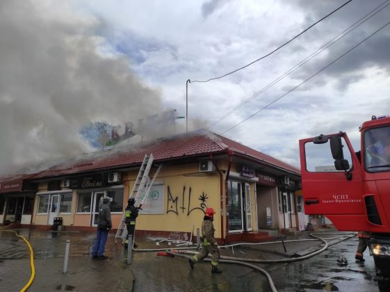 У центрі Франківська локалізували пожежу торгових павільйонів ФОТО та ВІДЕО