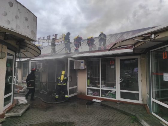 У центрі Франківська локалізували пожежу торгових павільйонів ФОТО та ВІДЕО