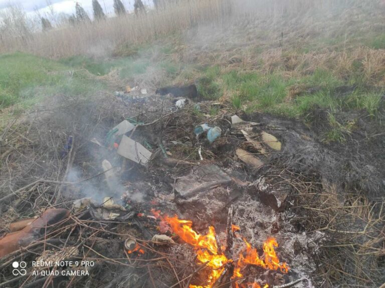 На Прикарпатті ґазда спалював траву та сміття неподалік заправки ФОТО