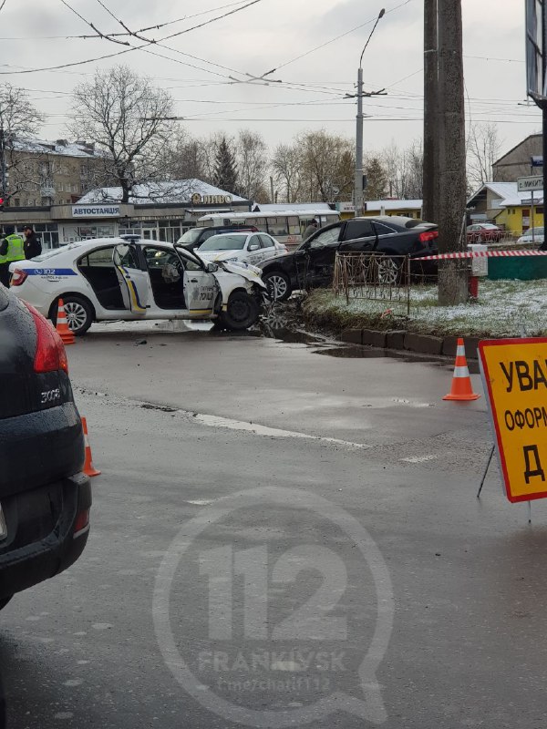 На виїзді з Франківська трапилася серйозна ДТП за участі автомобіля патрульної поліції ФОТО