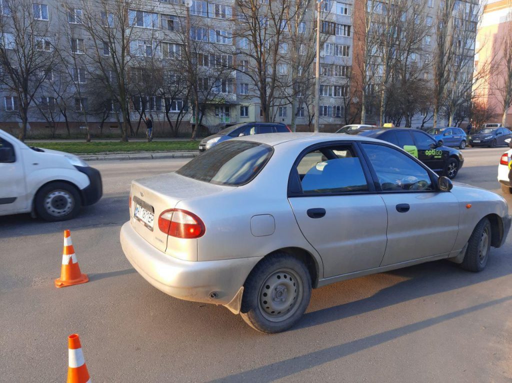 У Франківську п'яний водій заїхав на острівець безпеки та зніс дорожній знак