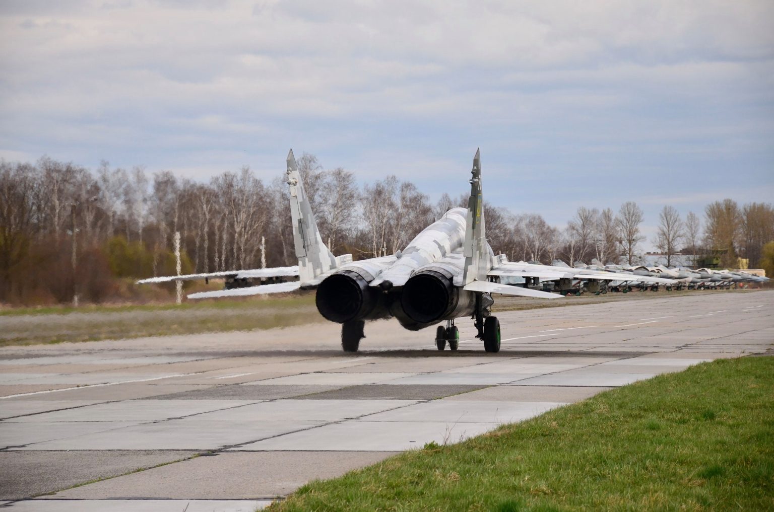 Франківські військові льотчики продовжують удосконалювати свої професійні навички у небі