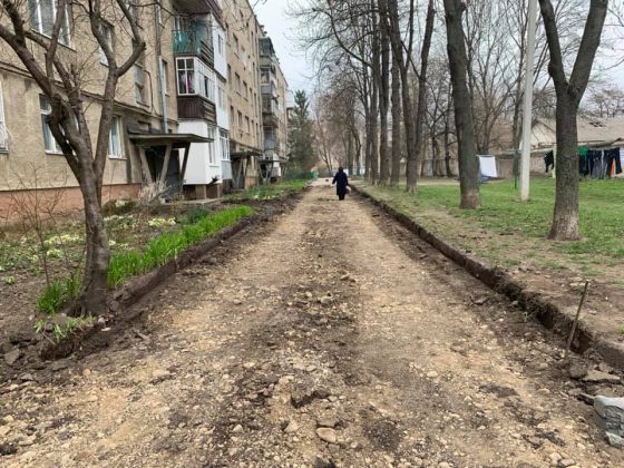 На Коновальця ремонтують ще один двір ФОТО