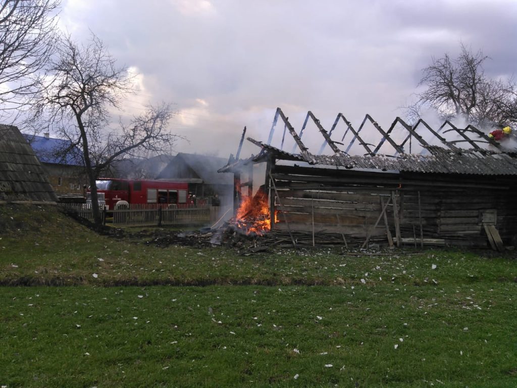 Упродовж минулої доби на Франківщині горіли будинки, господарські будівлі та автомобіль ФОТО