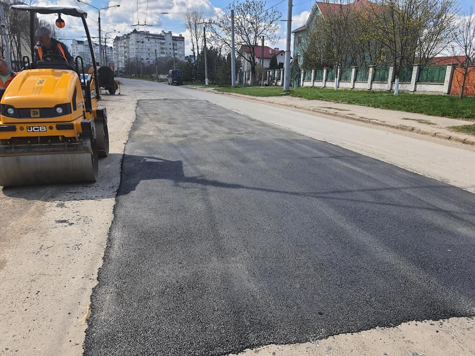 В Івано-Франківську розпочалося весняне латання вулиць ФОТО