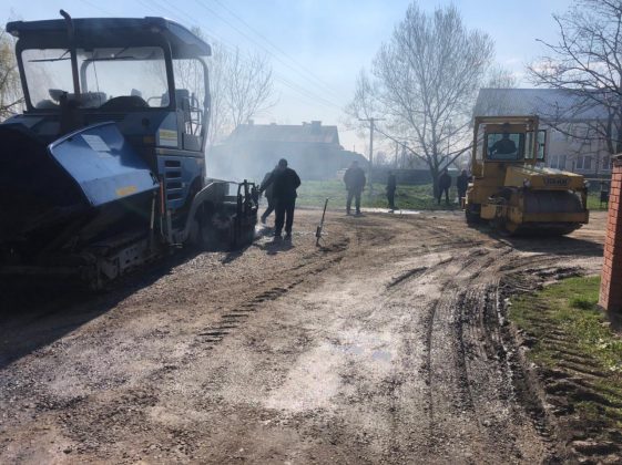 В Івано-Франківській ТГ стелять асфальт до нещодавно приєднаного села ФОТО
