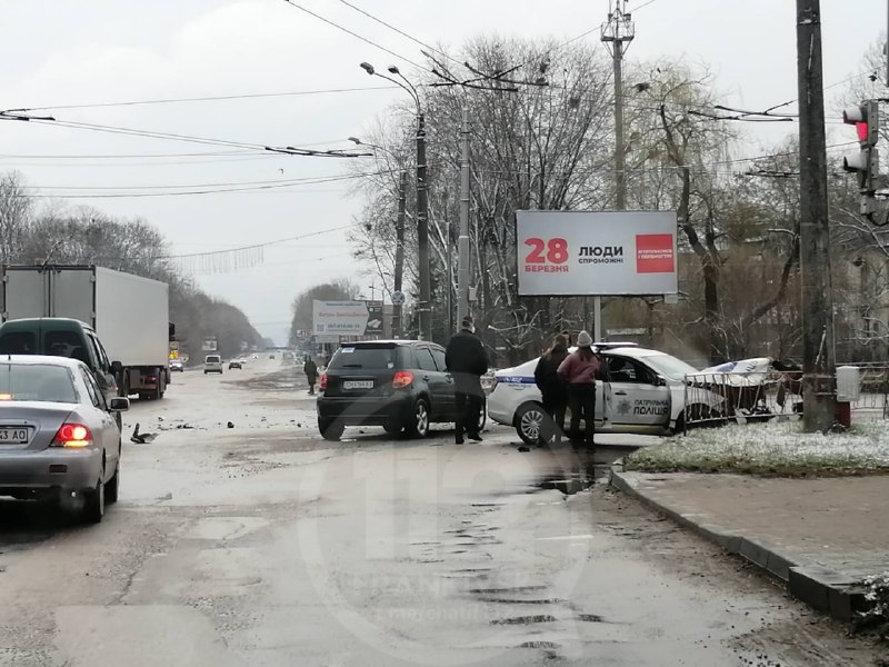 На перехресті Тисменицької та Юності трапилася серйозна ДТП за участі автомобіля патрульної поліції - рух тролейбусів заблоковано