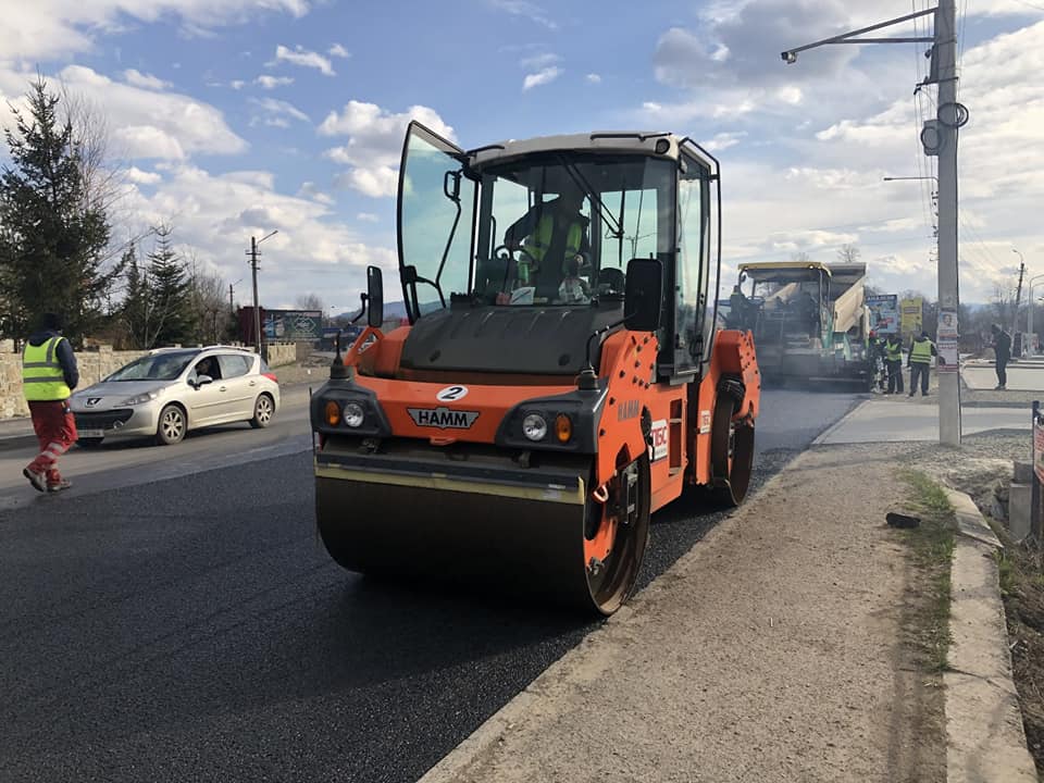 На в'їзді у Надвірну асфальтують кільце ФОТО