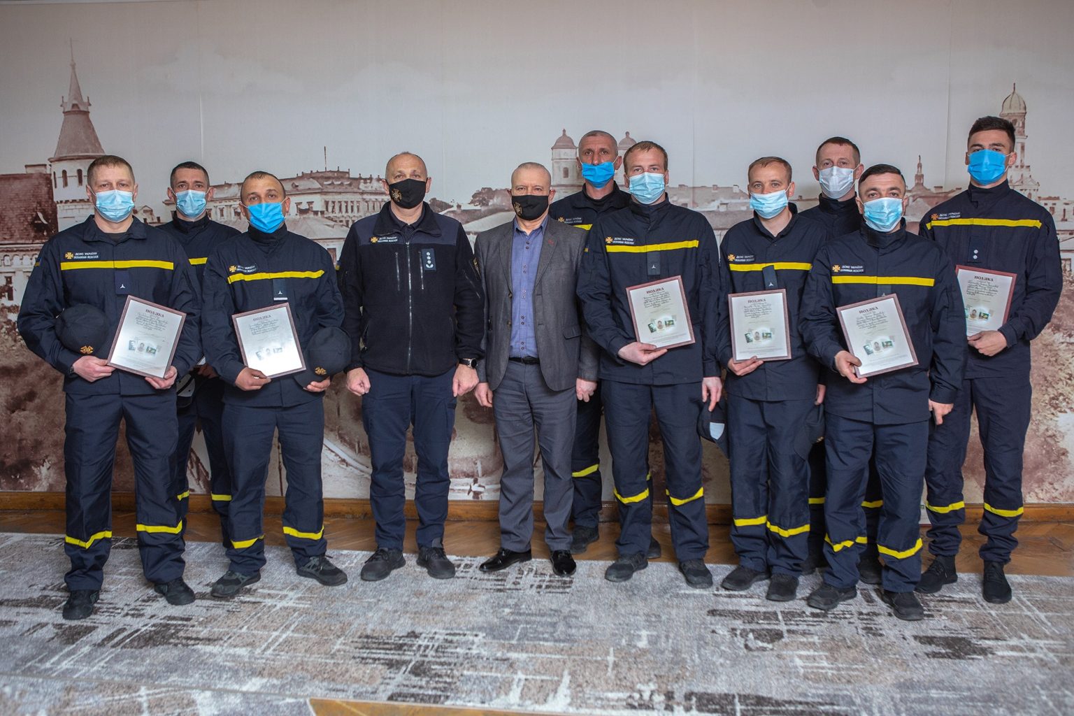 У Франківську відзначили пожежників, які врятували з вогню 18 людей