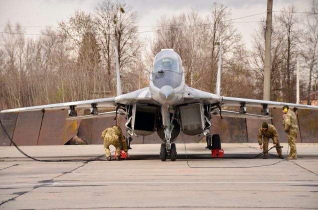 Франківські військові льотчики продовжують удосконалювати свої професійні навички у небі ФОТОРЕПОРТАЖ