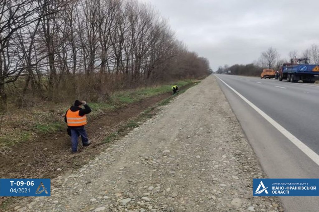 На одній з найгірших прикарпатських доріг усувають ямковість ФОТО