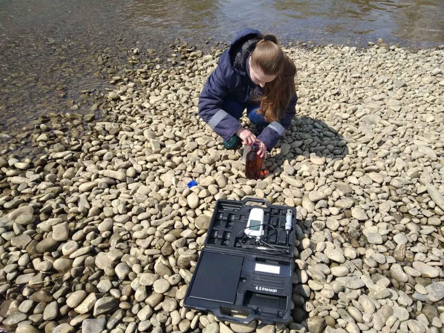 Спеціалісти відібрали проби води на перевірку з сімох річок Івано-Франківщини