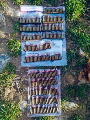 Декілька сотень патронів і гранати: франківець знайшов арсенал боєприпасів на березі Бистриці ФОТО