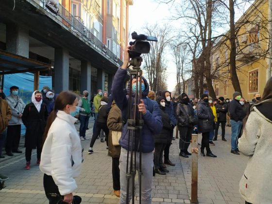 Декілька сотень франківців вийшли на протест проти захоплення громадського простору на вулиці Шевченка ФОТО