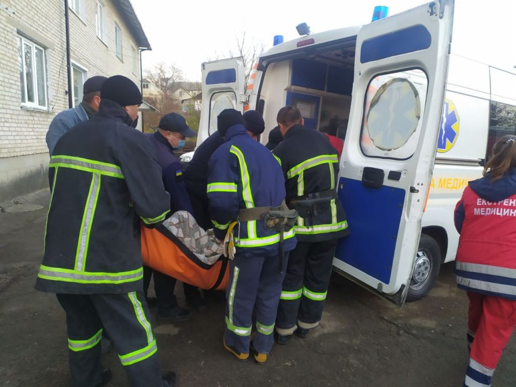 Безпомічно лежала на підлозі і кликала на допомогу - у Франківську врятували важкохвору жінку