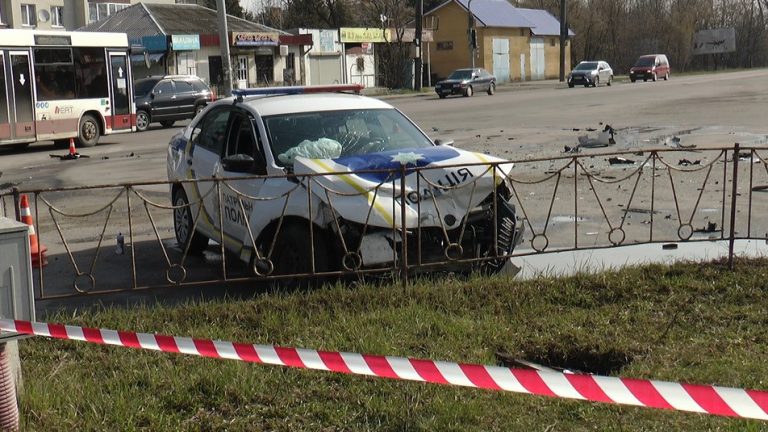 "Патрульні їхали на червоне та без увімкнених маячків",- водій легковика розповів свою версію ДТП ВІДЕО