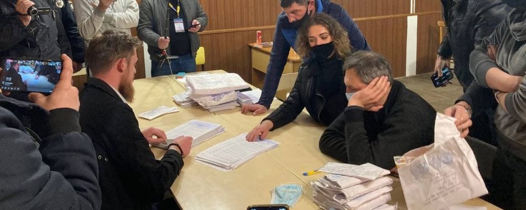 "Сценарій той самий": ОВК визнала недійсним голосування на ще одній дільниці ФОТО