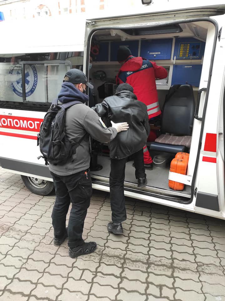 Франківські муніципали надали допомогу чоловікові, якому стало зле посеред вулиці ФОТО